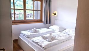 A bed or beds in a room at Maibrunnalm SKI IN & SKI OUT