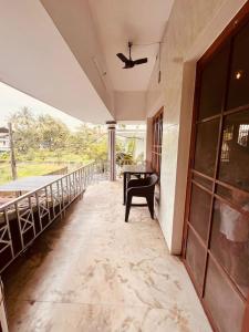 ein Balkon mit einem Tisch und einem Flugzeug an der Decke in der Unterkunft Cosy & homely full cottage in Kochi