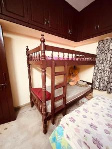 einem Teddybär auf einem Etagenbett in der Unterkunft Cosy & homely full cottage in Kochi + 2 Fotos