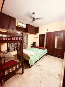 1 Schlafzimmer mit 2 Etagenbetten und einer Decke in der Unterkunft Cosy & homely full cottage in Kochi