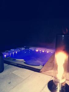 Una vela en un vaso junto a una piscina. en exklusives Haus mit Pool&Sauna, en Hamm
