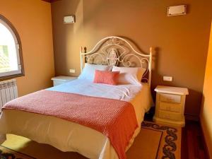una camera con un letto con una coperta rossa e bianca di Casa das Roma a Cambados Altre 15 foto