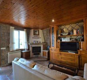 un soggiorno con divano e camino di Casa das Roma a Cambados