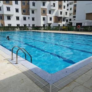 ein großer blauer Swimmingpool vor einem Gebäude in der Unterkunft Three Bedroom A2 Buxton Mombasa in Mombasa