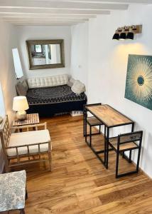 een woonkamer met een bank en een tafel bij Preciosa casa con terraza in Vejer de la Frontera