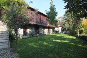an old house with a yard next to a building at Quinta do Mosteiro in Felgueiras