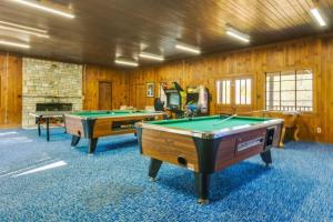 2 mesas de billar en una habitación con paredes de madera en Village 37 Stone Cabin, en Roundhill