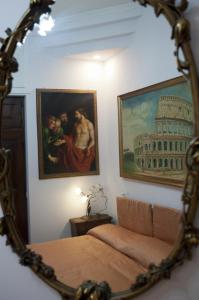 un miroir dans une chambre avec une photo du Colisée dans l'établissement Casavamica, à Rome