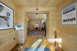 Televízia a/alebo spoločenská miestnosť v ubytovaní DV Chalet Boutique Hotel & Spa