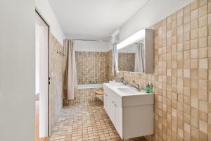 ein Badezimmer mit Waschbecken und Toilette in der Unterkunft Spacious Apartment in Zurich in Zürich + 26 Fotos