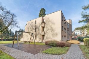 ein leerer Spielplatz vor einem Gebäude in der Unterkunft Spacious Apartment in Zurich in Zürich