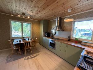 eine Küche mit Tisch und ein Esszimmer in der Unterkunft Emma's country cottage in southern Sweden in Älghult