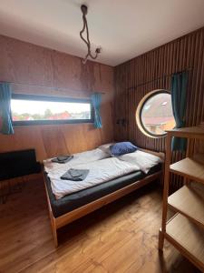 una piccola camera con un letto e una finestra di Holiday Home Hlinsko a Chrudim