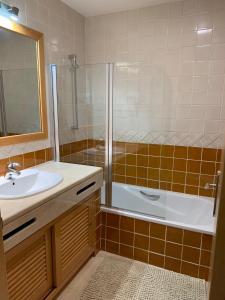 Un baño con bañera, lavabo y ducha. en Luxury Apartment, Marina, Beach & Pool II, en Portimão 20 fotos más
