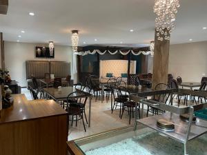 a restaurant with tables and chairs in a room at Hotel Ensueños by HHG in Cuenca