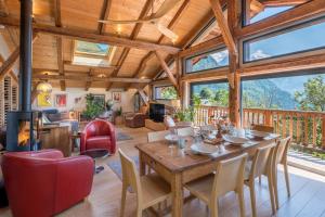Un comedor y una sala de estar con mesa y sillas. en Le Mont Farm, en Servoz