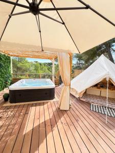 LOVE ROOM Tente Lodge spa MFG chez C&C, exclusivement réservée aux ADULTES内部或周边的泳池