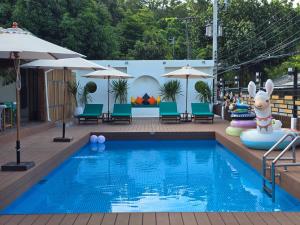 Piscina de la sau aproape de Green Bay Samed Resort