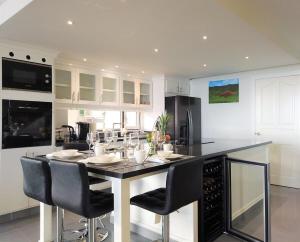 Kuchyň nebo kuchyňský kout v ubytování Indigo Bay Villa Poolside - Ocean 14