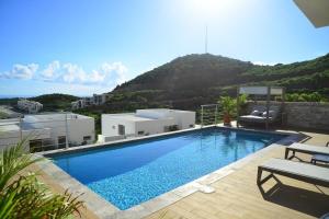 Nespecifikovaný výhled na hory nebo výhled na hory při pohledu z prázdninového domu