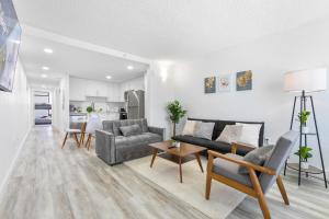 una sala de estar con un sofá y una mesa en Mins from Disney Gym Pool Parking Pet Friendly, en Kissimmee