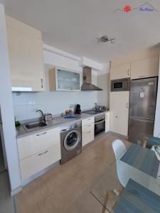 eine Küche mit Spüle und Waschmaschine in der Unterkunft MarMédano Apartamento 2 in El Médano + 4 Fotos