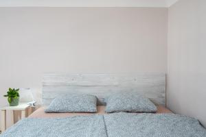 Postel nebo postele na pokoji v ubytování Affordable Heroes' Square Residence