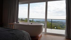 Voodi või voodid majutusasutuse Casa 2 suítes, ofurô, piscina no Vale dos Vinhedos toas