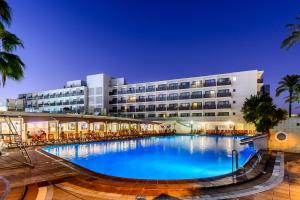 un hotel con una gran piscina frente a un edificio en Hotel Vibra Mare Nostrum, en Playa d'en Bossa