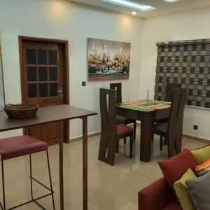 Un comedor con mesa y sillas en Appartement Luxueux à Cotonou, en Cotonou