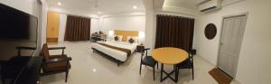 Η κουζίνα ή μικρή κουζίνα στο Hotel B R REGENCY