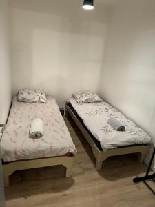 two twin beds in a small room at T3 Macon Centre Rambuteau in Mâcon