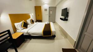 Ένα ή περισσότερα κρεβάτια σε δωμάτιο στο Hotel B R REGENCY