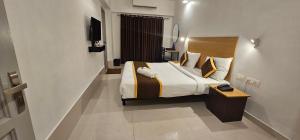 Μια τηλεόραση ή/και κέντρο ψυχαγωγίας στο Hotel B R REGENCY