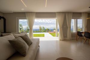 Istumisnurk majutusasutuses Casa 2 suítes, ofurô, piscina no Vale dos Vinhedos