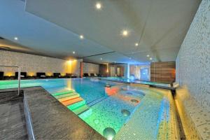Бассейн в DV Chalet Boutique Hotel & Spa или поблизости