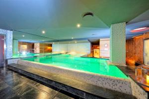 Bazén v ubytovaní DV Chalet Boutique Hotel & Spa alebo v jeho blízkosti