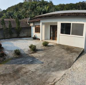 a house with a garage with a driveway at Casa Holandesa in Guabiruba