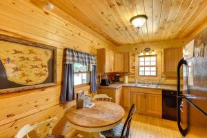 Η κουζίνα ή μικρή κουζίνα στο Deadwood Wolf Cabin with Fire Pit and Grill