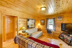 Μια τηλεόραση ή/και κέντρο ψυχαγωγίας στο Deadwood Wolf Cabin with Fire Pit and Grill