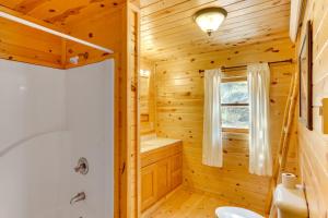 Ένα μπάνιο στο Deadwood Wolf Cabin with Fire Pit and Grill +17 φωτογραφίες