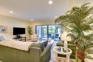 una sala de estar con sofás y una palmera en Patio and Pool Access North Myrtle Beach Retreat!, en Myrtle Beach