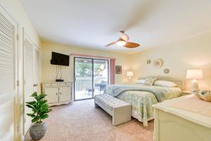 Un dormitorio con una cama y una puerta corrediza de vidrio. en Patio and Pool Access North Myrtle Beach Retreat!, en Myrtle Beach 20 fotos más