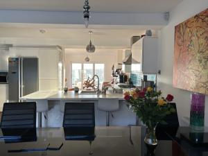 Η κουζίνα ή μικρή κουζίνα στο Sanctuary by the Sea with large room incl lounge area, bathroom, direct garden access & free parking