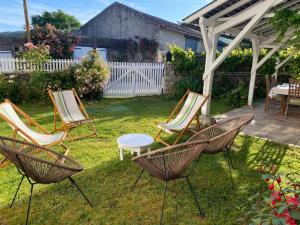 a group of chairs and a table in a yard at La biche in Bonnes