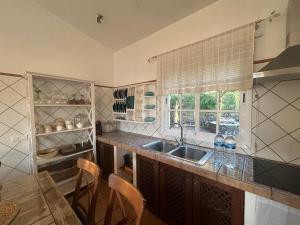 フロンテーラにあるCasa Villamaravilla I, Isla de El Hierroのシンクと窓のあるキッチン