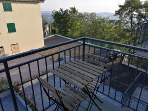 a wooden bench sitting on top of a balcony at L' appartamento Da Fiora in Sestola