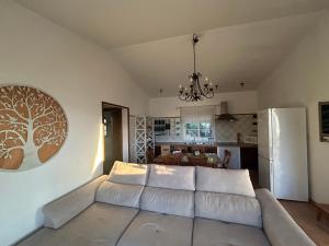 フロンテーラにあるCasa Villamaravilla I, Isla de El Hierroのソファとキッチンのあるリビングルーム