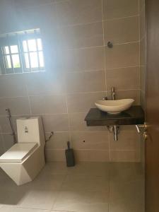 Baðherbergi á Luxueuse appartement à Fidjrosse