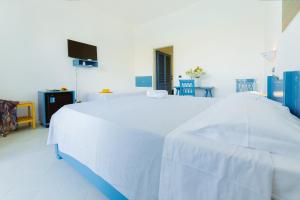 A bed or beds in a room at Hotel La Roccia